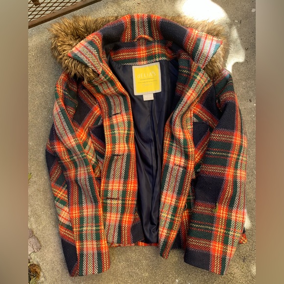 A Plaid lovers find. dELiA’s limited edition jacket is super adorable 🌞☃️ - Picture 4 of 4